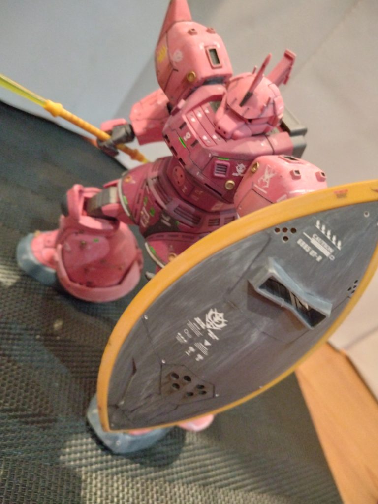 気分が乗ってきたのでシールドにもウェザリングカラーをたっぷり✨やり過ぎたかな?