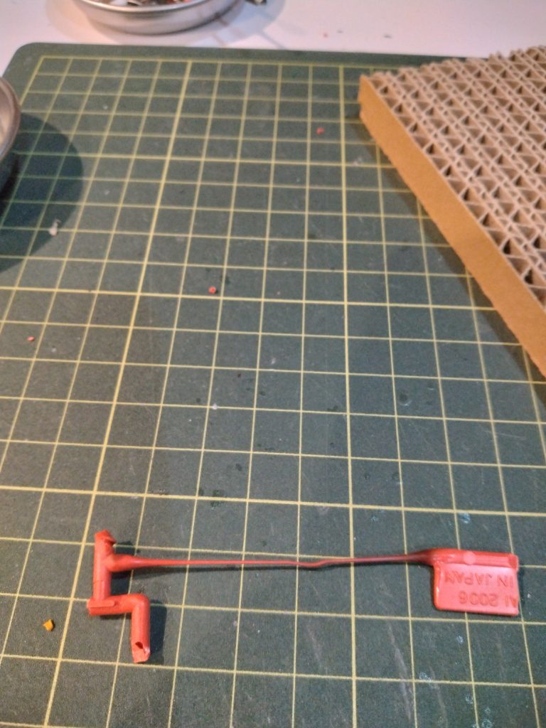 昔よくやったライナーを炙って伸ばしてアンテナ作成、頭部に3本ぶち込みました😅