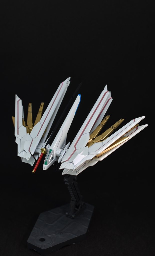 プラウドディフェンダー。ウイングのピンクシールはトランザムホロレッドが人気のようですが、ひねくれ者の僕は敢えてクレオスさんの新色、スーパーピンクゴールドで塗りました。