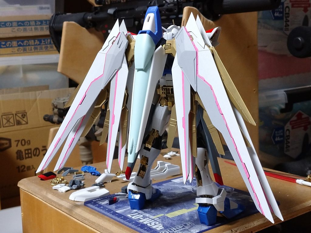 テールもプラ板工作の予定でしたが、直線パキパキの紙工作のようになりそうでしたので断念して流用部品+プラ板の構成になりました。