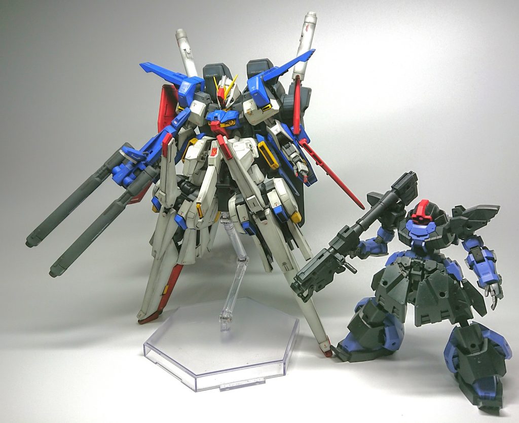 最後に近くにあった30MMのレヴェルノヴァ(ドム頭)とのサイズ比較を。単体の写真では分かりにくいですが、結構デカイですw最近、仕事の内容が、今まで触れたことすらなかったPCを使う事務職になってしまい、精神的に相当キていますが…wなんとか頑張って、仕事とガンプラ制作を両立出来るように精進いたします‼️それでは、最後まで閲覧、ありがとうございました‼️\(^-^)/