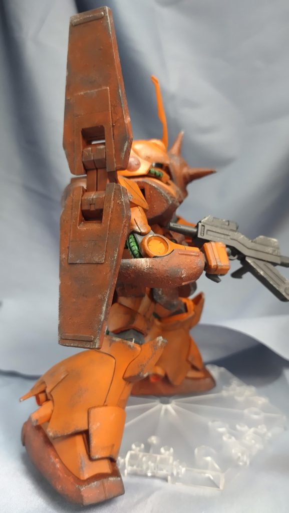 シールドもデカール貼れないくらいデコボコ。