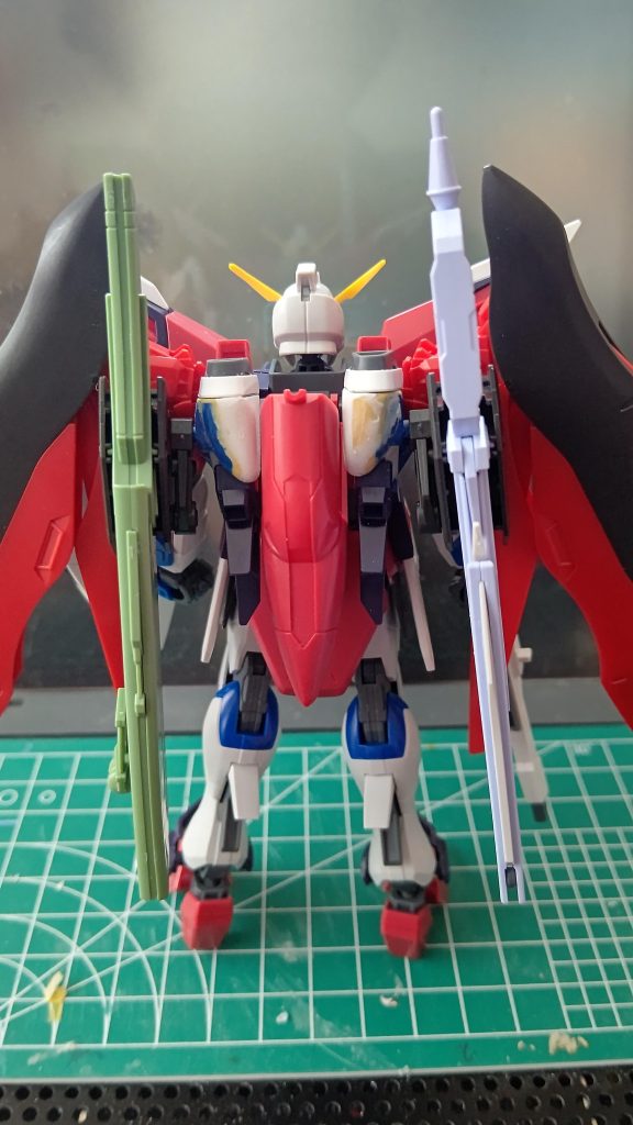 バックパックはデスティニーのバックパックを半分に切り、パテで加工して武装をうまく取り回せるようにしました。ここを考えるのが一番苦労した点です。普通に取り付けても取り回しが上手く行かず、あーでもないこーでもないと結構時間がかかってしまいました。