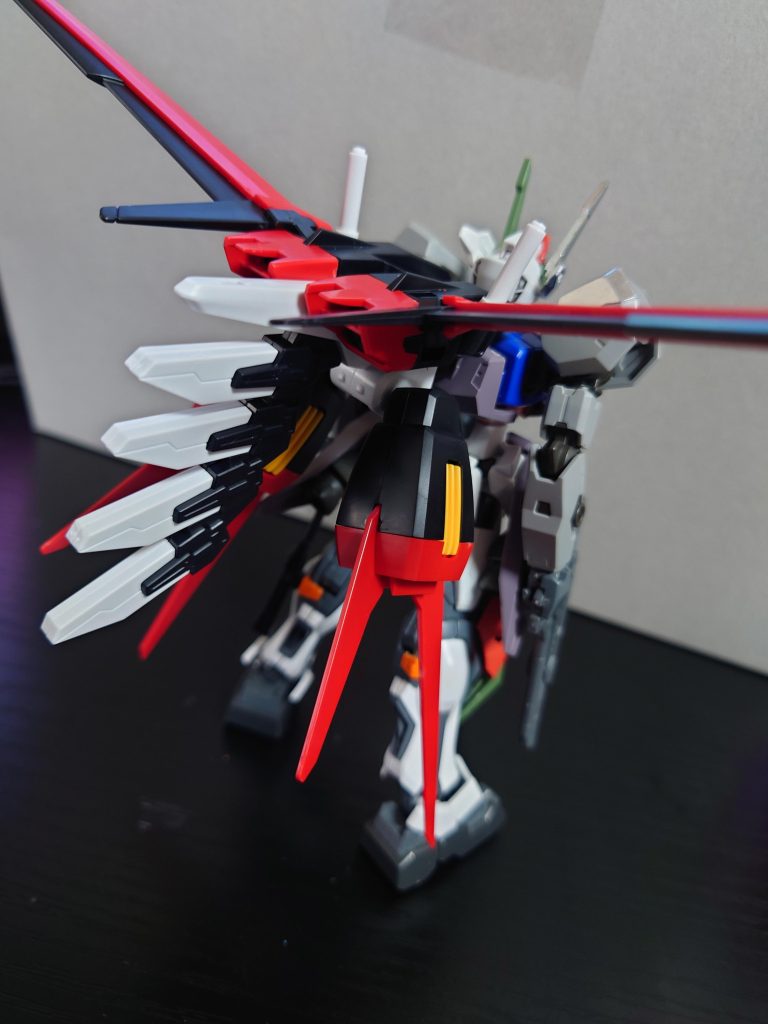 ストライカーシステム:コード0A元々試験武装の1つとしてストライカーシステムがあったがMSの開発工程で徐々に必要とされなくなり廃止になったがそれをセルジュが逆手にとり復活させた、その1つがこれである。バッテリーを複数装備する事で核動力を使わずとも長時間戦闘が可能となり核動力を隠すことが出来ている。