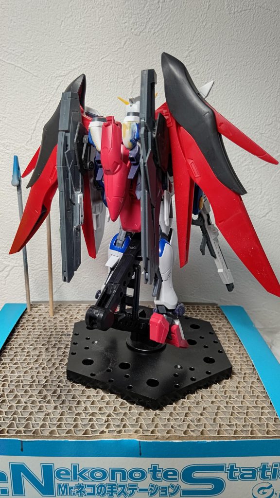 対艦刀と長距離砲はそのままなのはどうかと思ったので、ダブルオースカイの対艦刀と長距離砲を移植しました。彩色はデスティニーのもの見本にこの後彩色して違和感を無くしました。