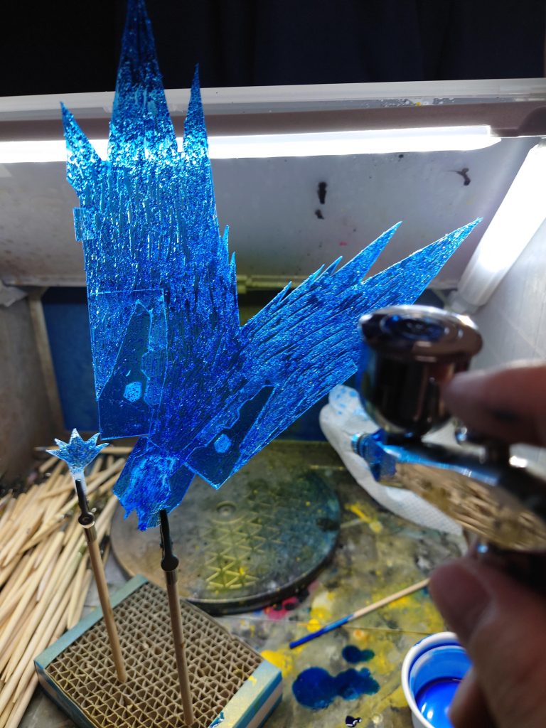 クリアブルーを🔵を吹いて翼の縁の真ん中をマゼンタで塗装。