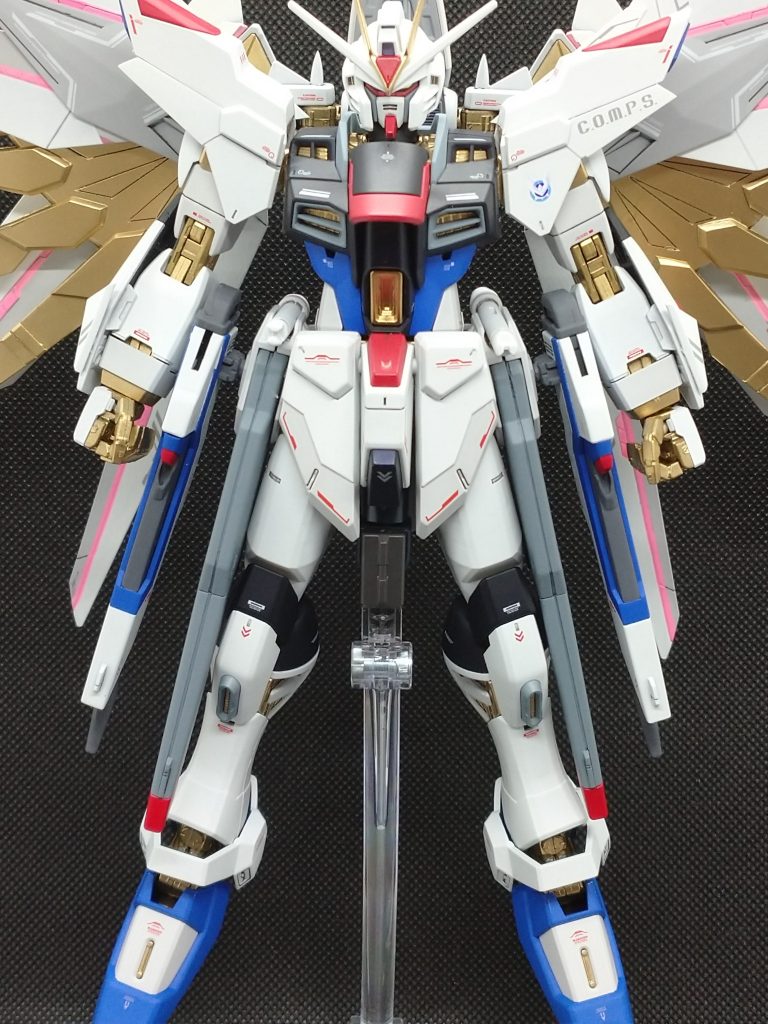 マイスト状態では喪失してましたが一応ライフルも作ってます。腰横のサーベル取り付け穴に懸架出来ますが、元のジョイントそのままなので劇中のように密着はしません。