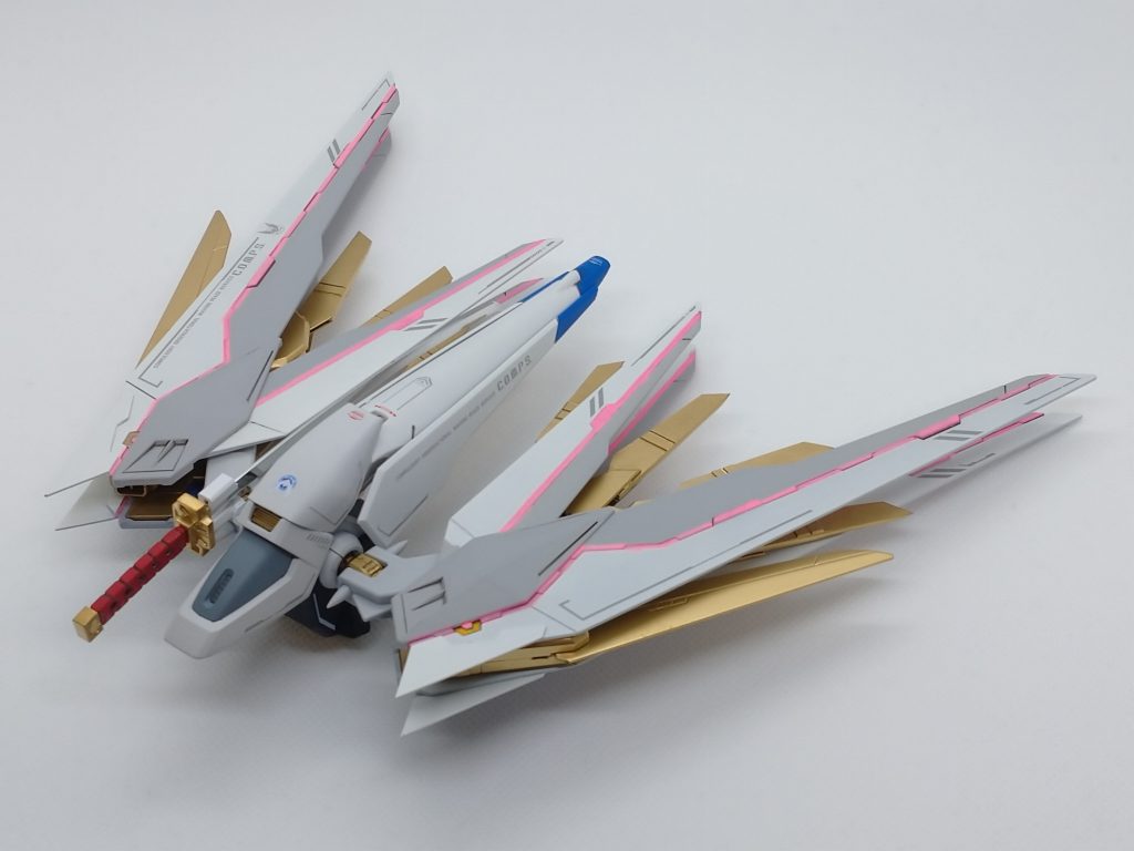 機首〜テールのラインが部品構成の関係で猫背になってしまいました。羽根の幅は拡大しませんので、中央にフリーハンドでガンマカ蛍光ピンクのライン入れただけです。