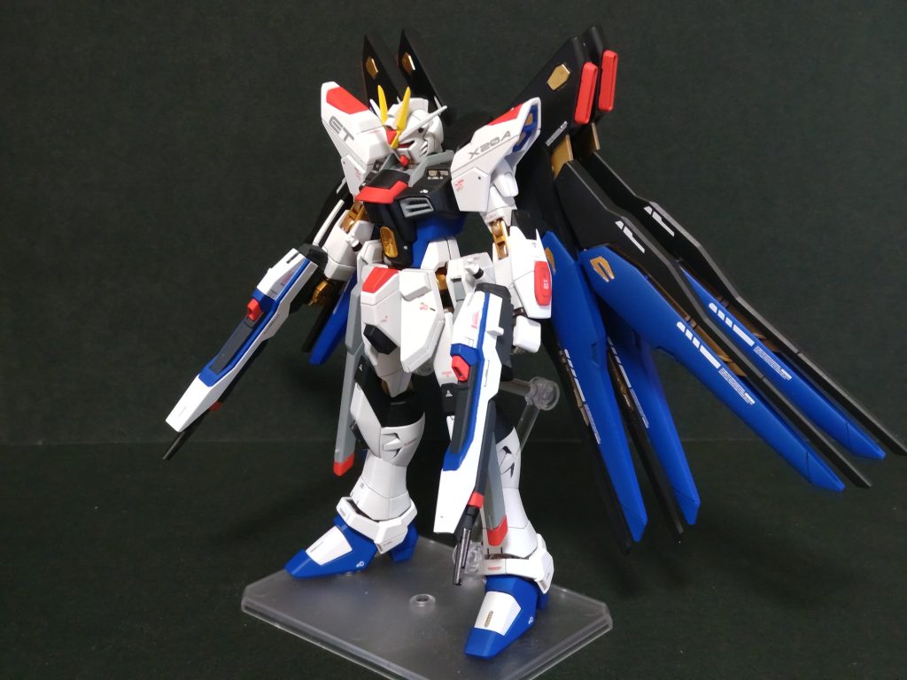 フレームやスラスターなどメタリック部は光沢クリア、その他外装部はUVカットスムースクリアでの仕上げです