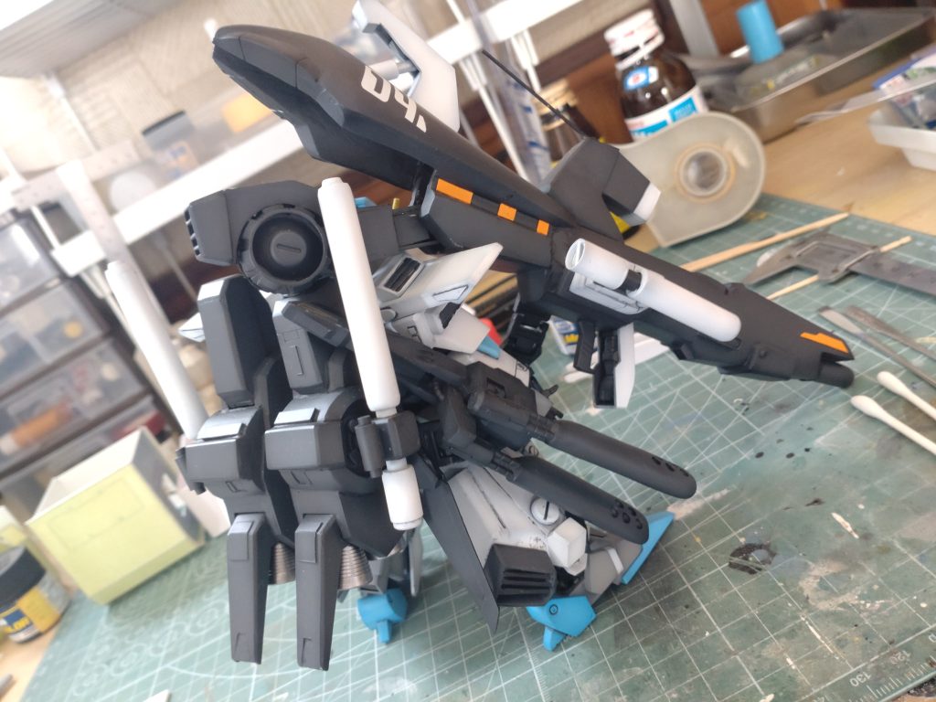 バックパックは市販のタンクパーツとプラ板の箱組み