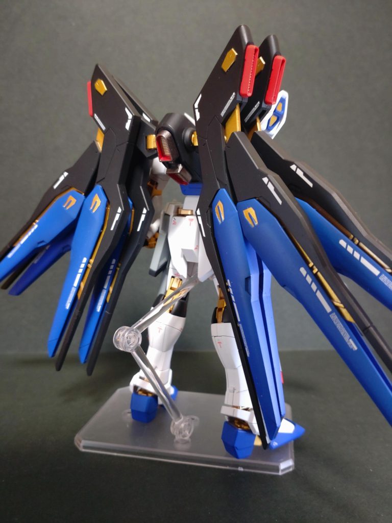 バックショットウイングのドラグーン装着部もゴールドで塗り分け 