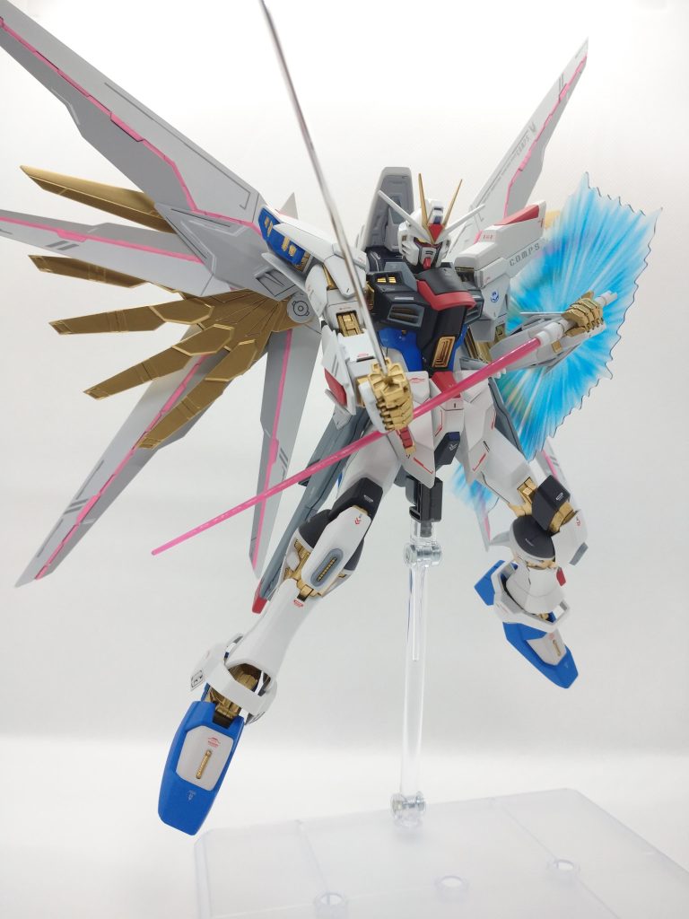 キービジュアルの構え。フツノミタマは武者ガンダムから拝借しました。劇中ではあまり黒く見えませんでしたのでメッキのままです。