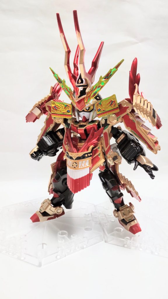 カスタム合体した姿延長した両腕と両足はノーマル軍馬のパーツを使って差し替えで再現。キットにある接続軸を使っているのでいつでも元の状態に戻せます。専用軍馬で追加された新規パーツをほぼ全て装着してます。