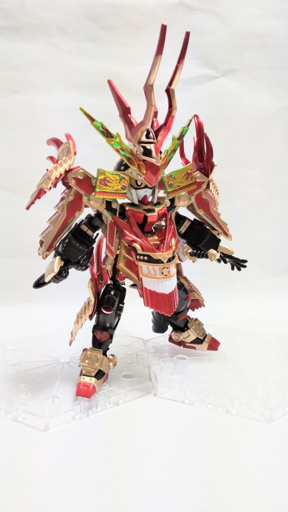 今回も塗装には難儀しましたよ……いつも通りやればマスキング地獄確定だったので、78代目武者頑駄無の鎧の赤い部分はGUNDAM COLORのMSレッドを面相筆でちまちま筆塗り。緑部分もマーカーのアイグリーンを筆塗り。ベースに吹いたイエローゴールドが塗料をはじくので、仕方なく濃い目に調整して塗りました。筆ムラがひどいことになりました😓