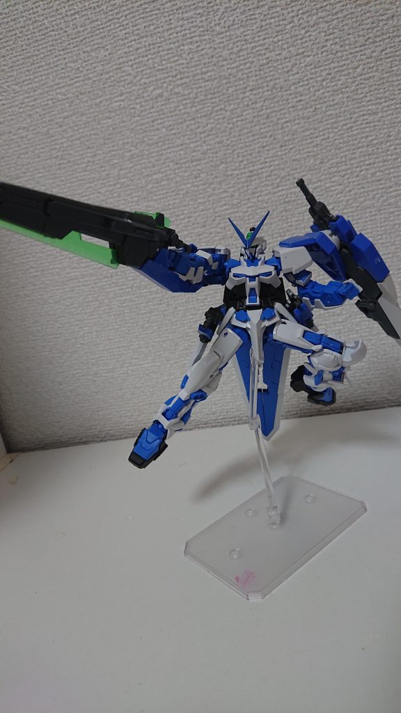 GNソードⅡブラスターは剣としての役割も持つが、基本的にはビームライフルのような射撃武装。射程も長く遠方の敵機を打ち落とすことも可能である。