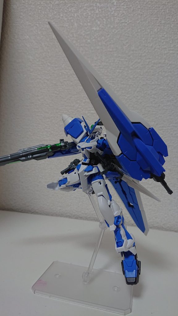 GNバスターソードは左のGNドライヴにマウントされている。大剣として運用可能で、アンチビームシールドの役割も持っているためシールドとして運用も可能。