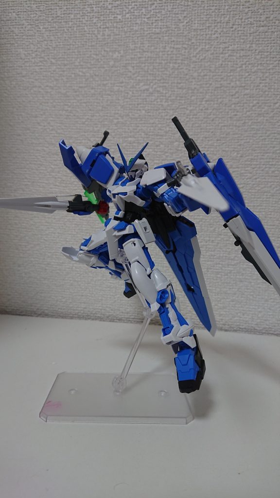 GNソードⅡは腰に２つマウントされている。ガンモードとソードモードの2モードにできる。