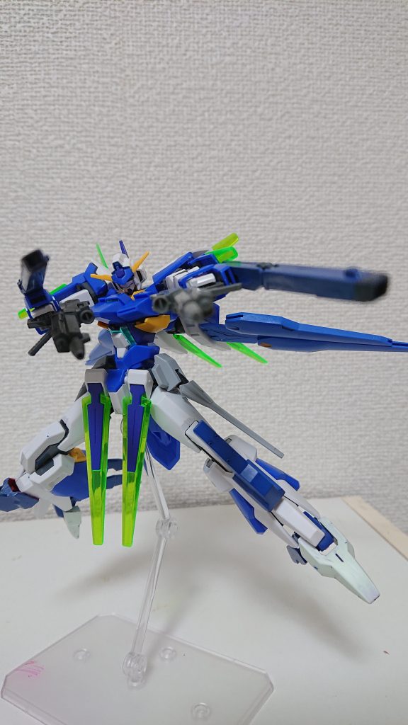 両腕部にアリスディレール砲が装備。ビーム対抗小型シールドにもなる。高エネルギービームライフルは両手に二丁持っている。高エネルギーと言われる通りの高いエネルギーを誇っている。