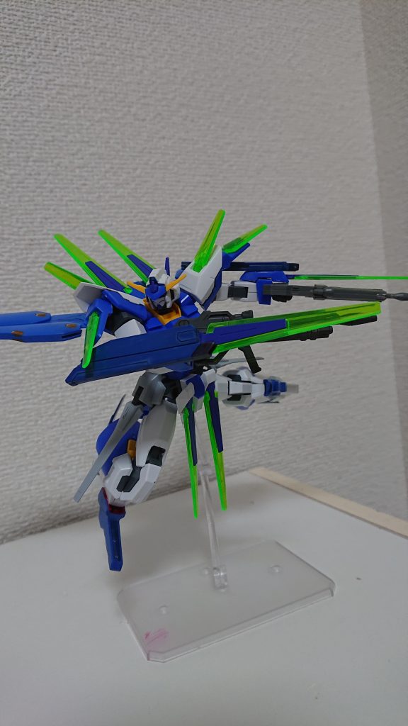 Cファンネルの取り付け位置を変えることでソードとしても運用可能。実体であるが先端からビームを発射可能。