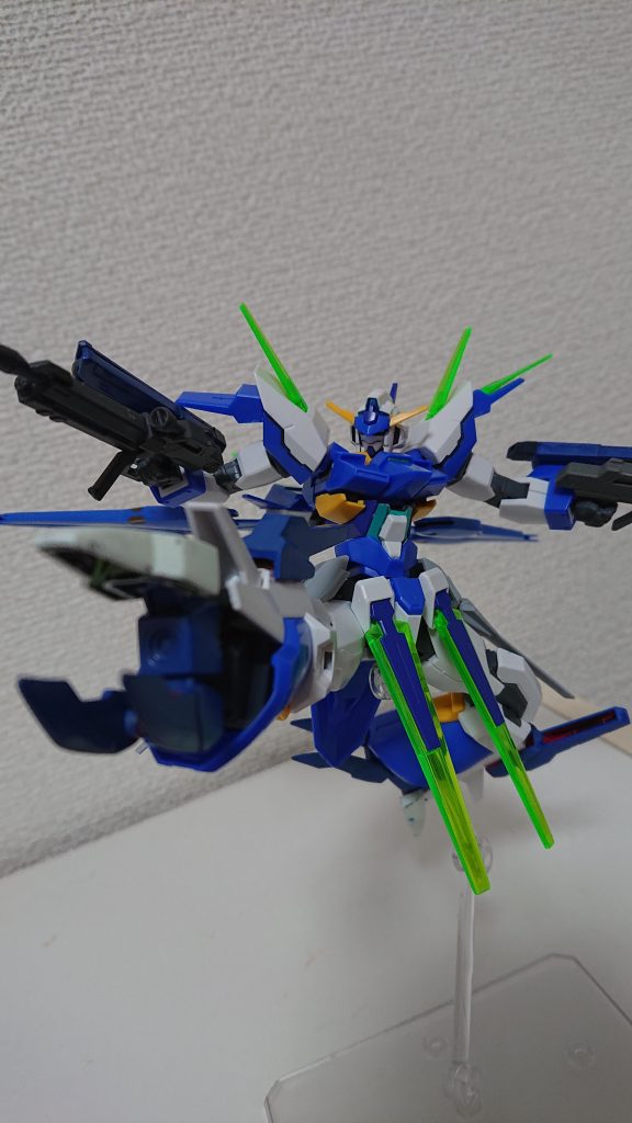 足部クローは敵機を掴むことが可能。足部クローには足部底面高エネルギービーム砲が内蔵されているため、捕まえてからビームの発射ができる。