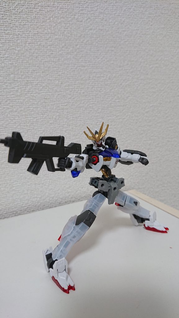 マシンガンは歳星製ではなく、レラジェのガンダムフレームが共に持っていた厄災戦時代当時の物と思われる。マガジンをサイドスカートに取り付けることも可能。小型ナイフはガントレットに内臓されている。