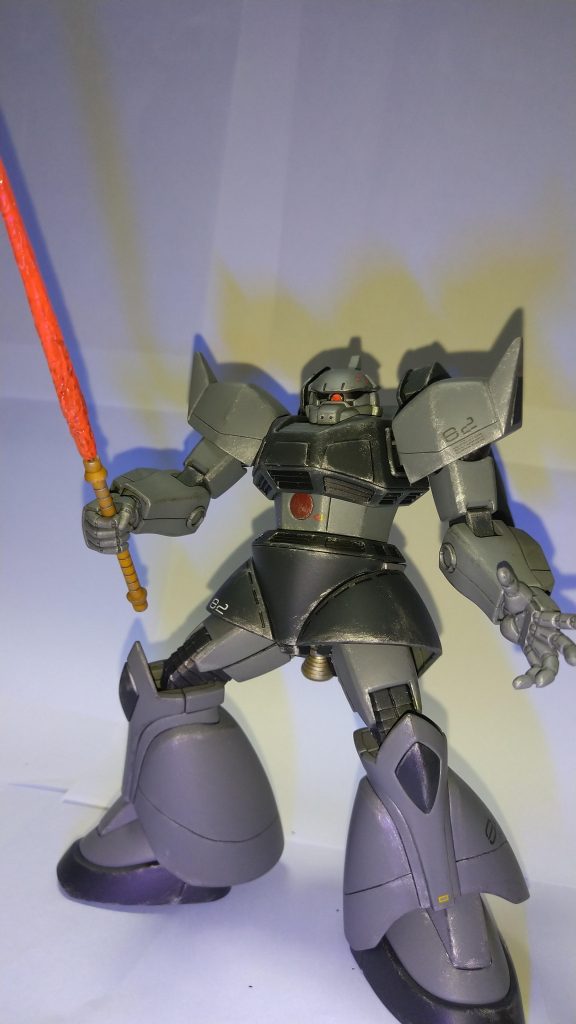 ナギナタはパイロットの意思で通常のビーム刃です。ライト当てて光らしたのですが、回りが黄色になっちまいました。