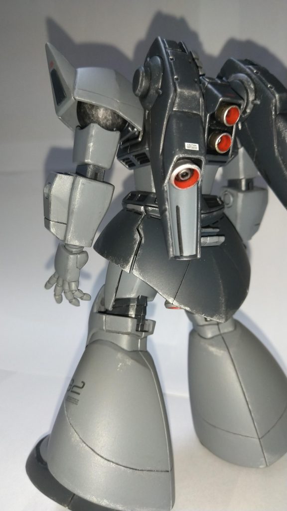 後ろ姿。バックパックは水星系のヤツでサーベルホルダーはプラ板等で塞ぎました。