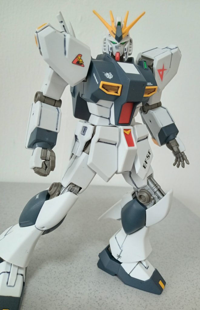 個人的に、膝関節のシリンダー造形がお気に入りです。可動はしませんが、メカ感が向上します。