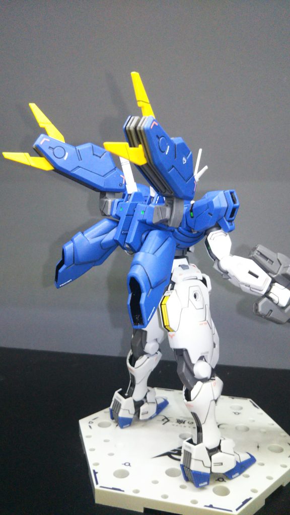 キットの隙間(出来合いの隙間では無く、設定上のパーツの隙間)が多いので影塗りが映えます。足首、すね、腿のフィン周り、二の腕とか塗り作業は多かった印象です。塗りながら組み上げる形で12時間程掛かってます。