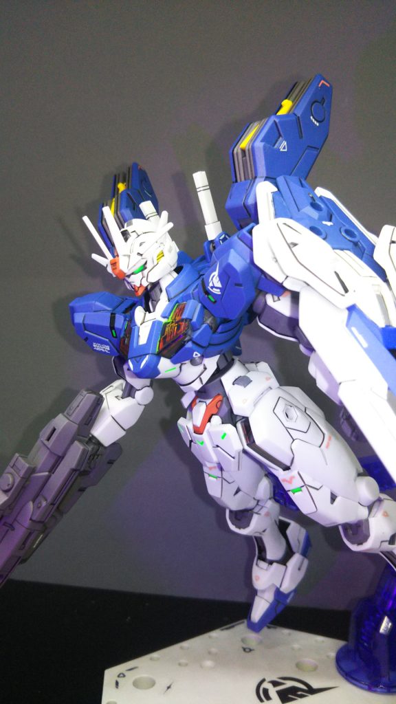 カメラアイ他何か所かは蛍光グリーンで塗装しています。胸部シェルユニットパーツの周りを蛍光イエローで塗装したので、ブラックライトで照らすと光って見えます。