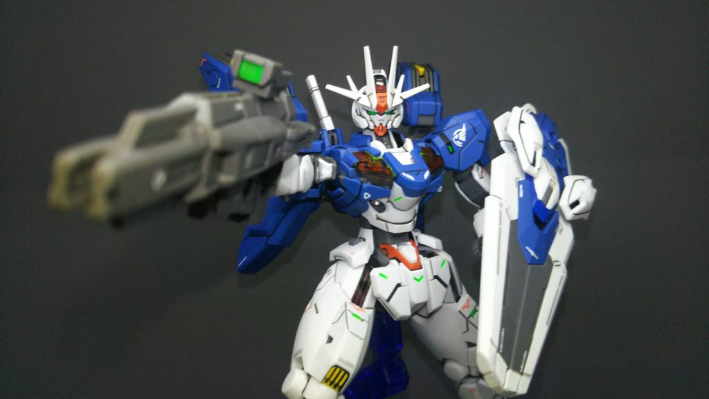 関節にはポリキャップが一切使用されていませんが、関節の保持力は良く、割と大きめのライフルもヘタれる事なく、構えられます。可動範囲は思ったよりかは少な目。