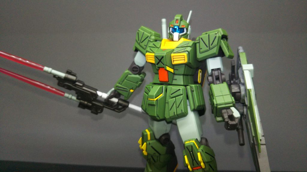 初期のキット(HGUC072)だけあって、色分けされていない部分はシール処理となっていますが、こちらは全部塗装しています。黄色はガンダムカラーのMSイエロー、赤はシャインレッドです。ツイン・ビーム・スピアーはホワイトと黒鉄色で塗っています。