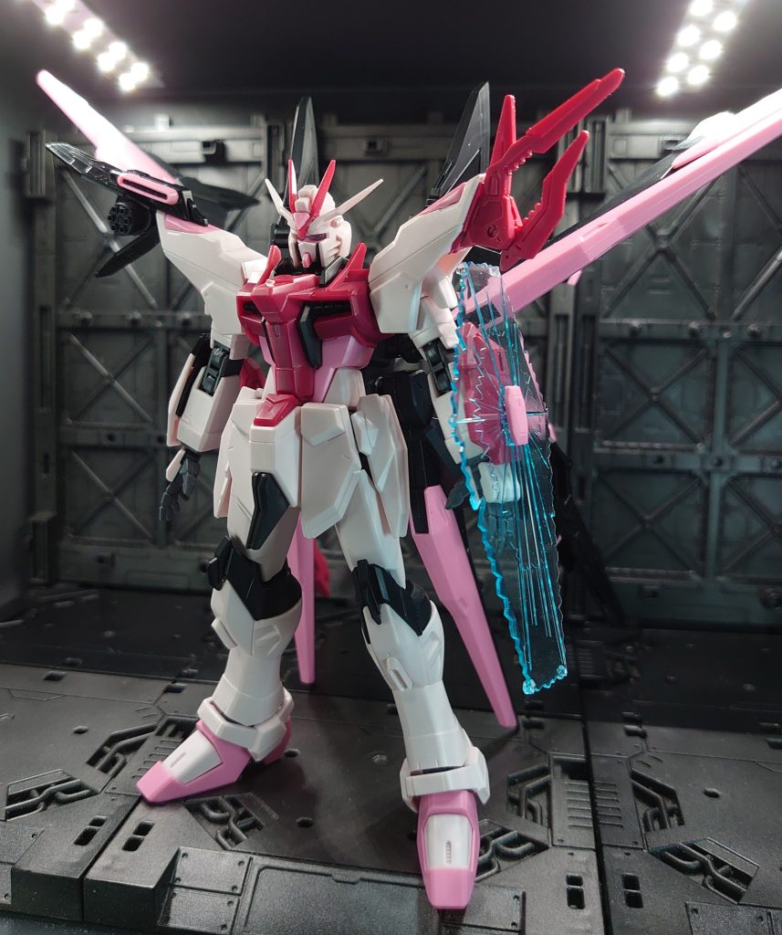 素組段階で感じたのはバックパックでけー!撮影しているブースに置いてみたら干渉して全体図が撮れないしポーズも付けれませんでした塗装後の撮影は何か良い案を考えないと。基本カラーで作ると思いますが足先のピンクはボディと同じ位濃くしたいですね。あとは色の塗り分けで誤魔化せたら良いな。