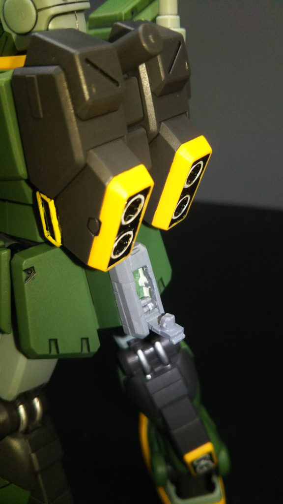 腰部のジョイントはRGガンダム(RGアキレスガンダムの残り)のを少し弄って使用してます。実のところしっかり固定されていないので、動かしていると良く落ちます。再検討したい部分ですね。汚し塗装をするかもしれませんので、その時は直して再投稿する予定です。
