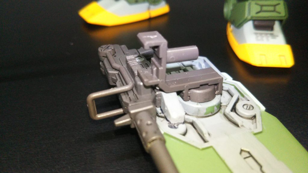 シールドの接続ジョイントが上手くSMGの押さえになりました。ただジョイントの補強部分を削っていますので、無理は禁物です。