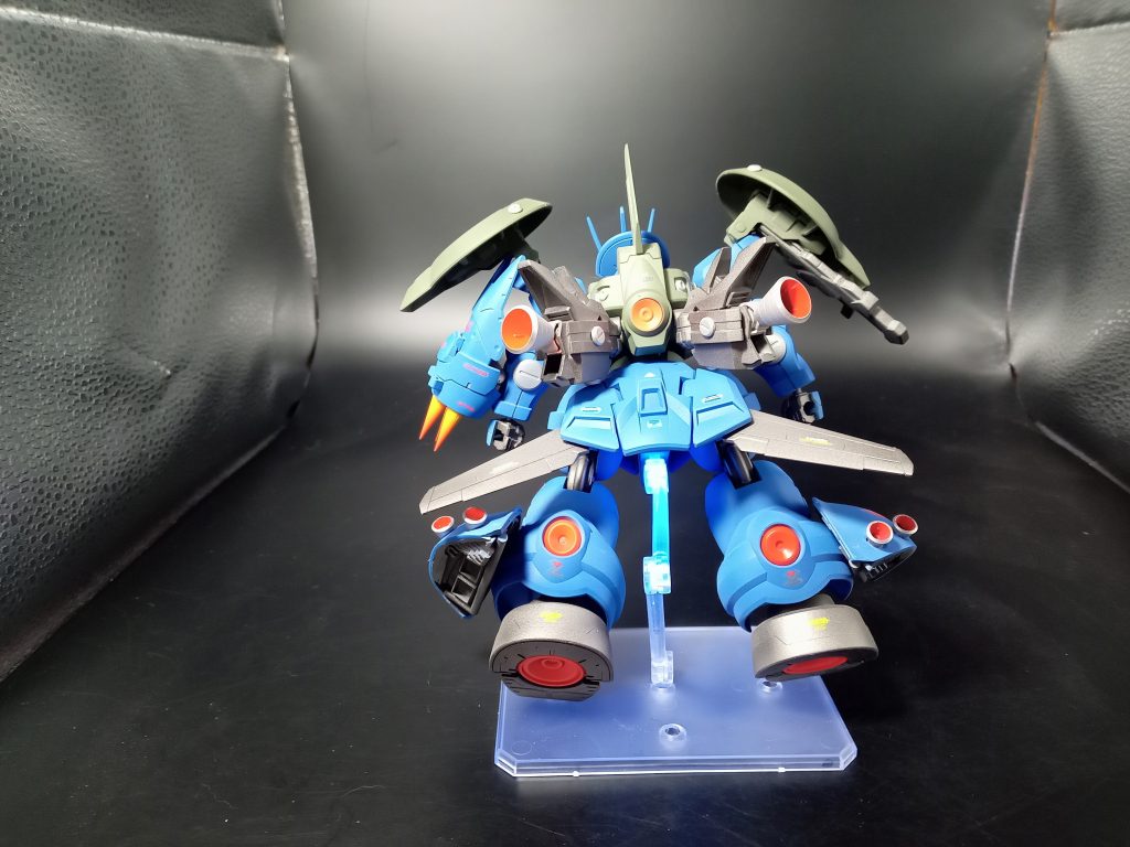 強化ポイントは推進力?機動力。大型ヒートアックスを愛用するラウダ先輩が接近戦に持ち込めるようにしました。バックパックのバーニア追加。腰部ウイング追加。脚部のホバーユニットの強化増設。 これで敵機との距離を一気に詰めて得意の?接近戦へ。