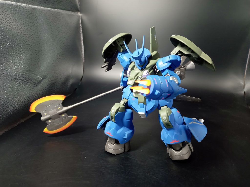 兄のグエルが赤っぽいイメージだったので青にしたのだけどグレー部分をダークグリーンで塗ったらアナベルガトーっぽくなってしまった(😿)色がさびしい感じだったのでデカールを多めに貼りました。