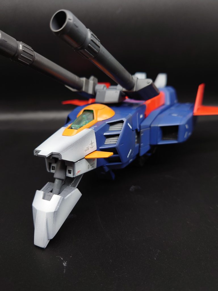 駐機状態も、先端が折れ曲がって整備できるんですね