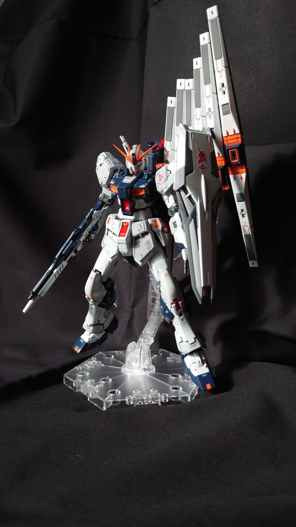 素立ちみたいなポーズ。特別なポージングさせなくてもめっちゃカッコイイキットです。