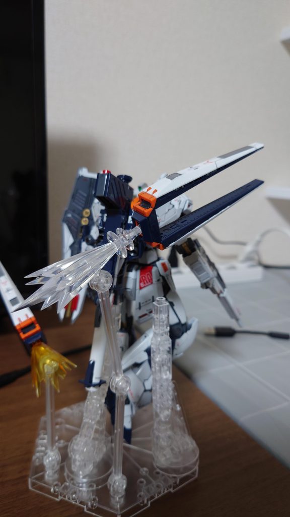 試行錯誤中奥のオレンジのエフェクトパーツはやめました。