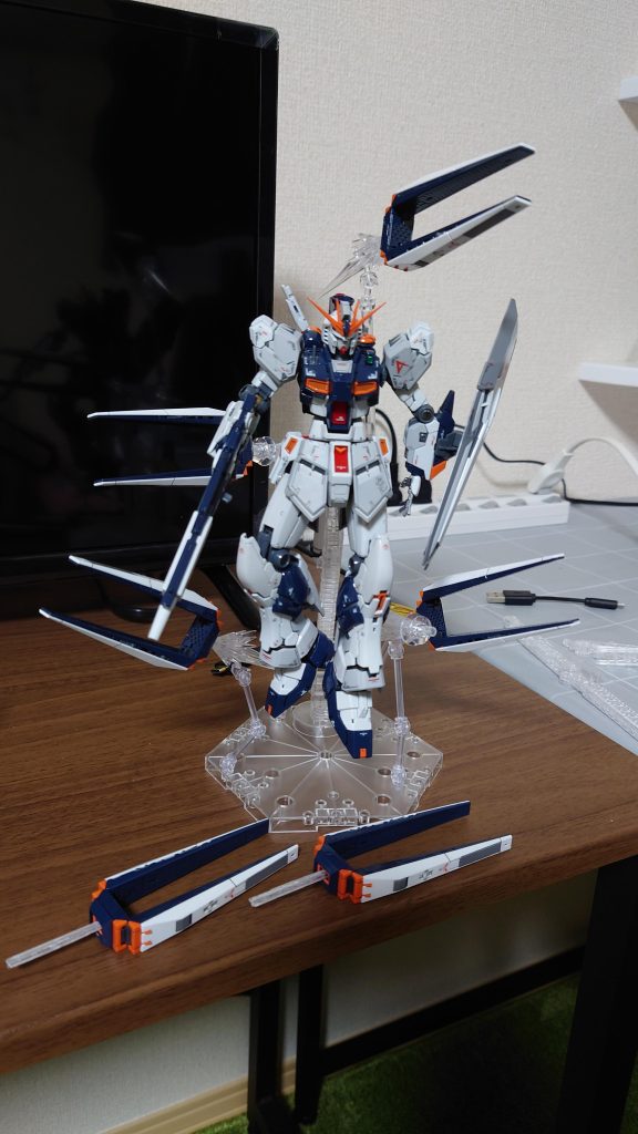 少し形になってきた図下に置いているファンネルに刺さってるのが自作した固定用アダプターです。