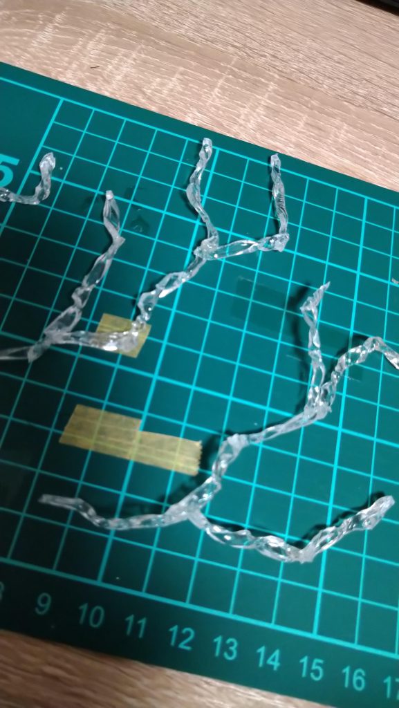 百均のプラバンを百均の固形燃料で炙って造形ぶっつけ本番初挑戦ながら意外と簡単に