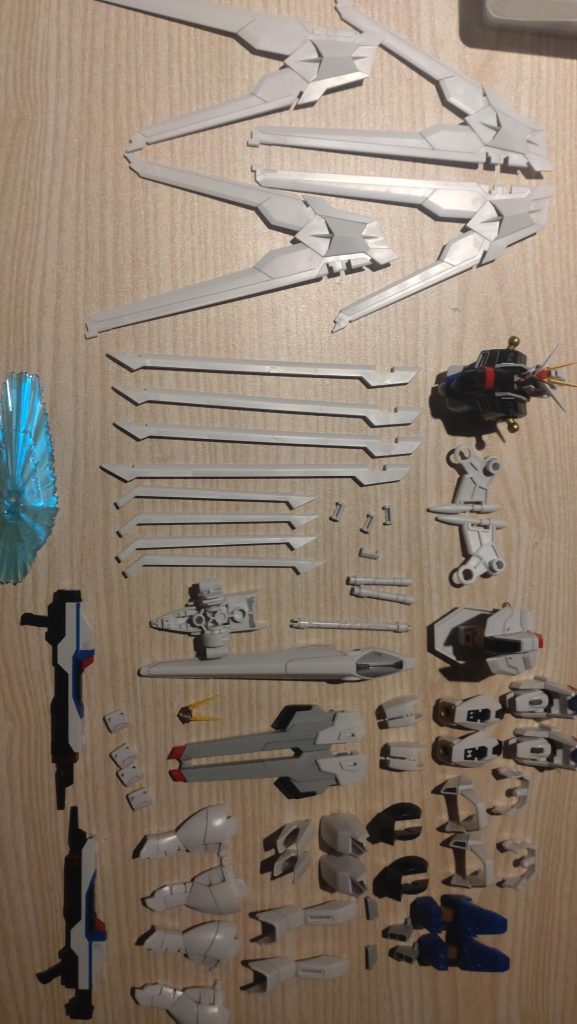 塗装前の解体。最新のHGなので、パーツ分割が優秀でした(gundam-kao2) 最後までご覧いただき、ありがとうございます!