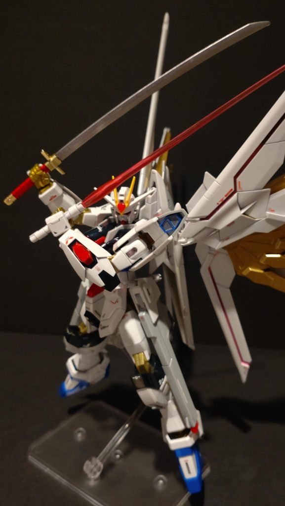 お約束ポーズ?(笑)関節の金色はガンダムマーカーEXのホワイトゴールド。羽根はガンダムマーカーEXのイエローゴールドで塗装しました。