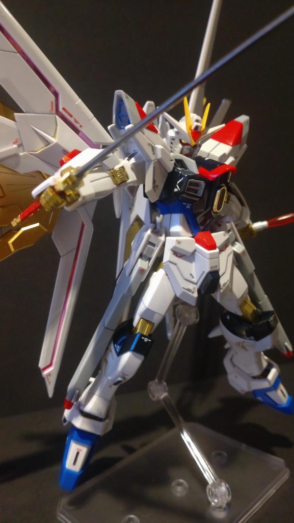 フツノミタマは映画の印象だと銀色だったので、ガンダムマーカーのメッキシルバーで塗装しました。