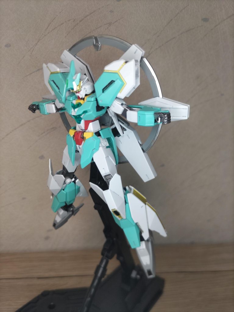 ネプのお約束ポーズ。バックパックの外側をシルバーにしたらなかなか映える。　本当はユーラヴェンとミキシングしたかったが良い案が思い浮かばす断念。武装持ち替えぐらいしか手がなかった。過去のアースリィとも合わせてそのうちミキシング機体作りたいな。