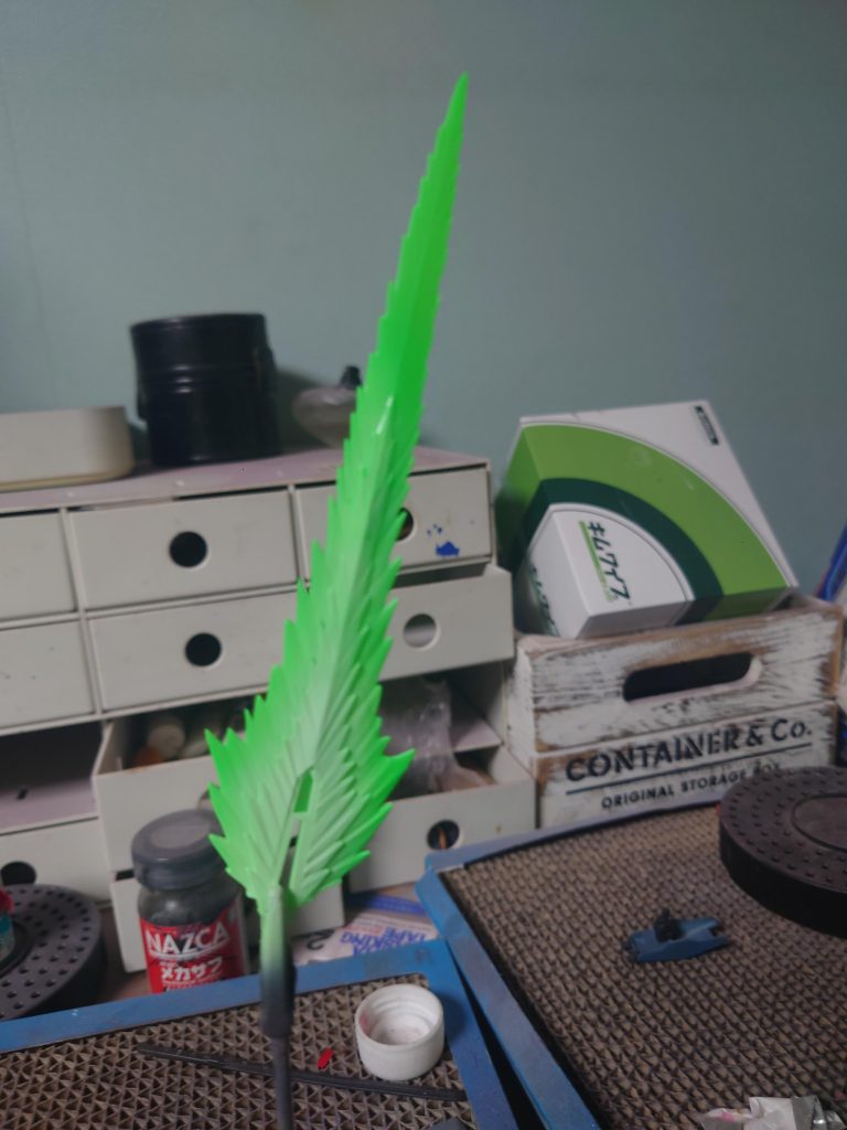 サーベルは最初外側を濃くしたんですがアニメ見たら外側が薄かったのでやり直しました　ウイング見ながら作ればよかった