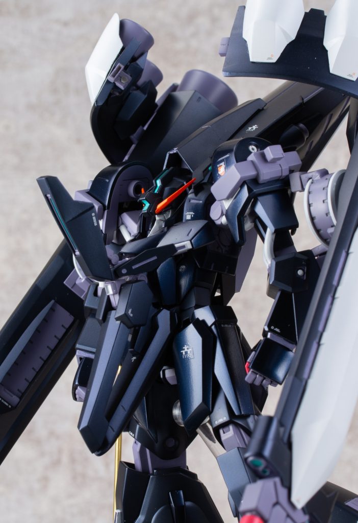 カラーリングは正解が無いため迷いましたが、ブラックヘアーズ仕様に準じて塗装しました。カラーレシピ(G)=ガイアカラー (C)=クレオスブラック:(G)EXブラック→(G)プリズムブルーブラックレッド:(G)パンツァーレッド1→(G)EXクリアー+(C)クリスタルカラー アメジストパープルホワイト:(C)ブリュンヒルトホワイトグレー:(G)ニュートラルグレー3+(G)純色マゼンタ+(C)色ノ源シアンイエロー:(G)橙黄色→(G)クリアーオレンジ+AGパールセンサー(緑):銀下地に(G)プリズムパステルミントグリーンブルー仕上げに(G)セミグロスクリアープレミアムでオーバーコート※元のフライルーで濃紺だった部分のみ(G)EXクリアー+(G)セミグロスクリアープレミアムでツヤ感を変更しています