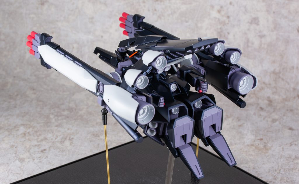 MA形態への変形も再現しました。MA形態では頭部を覆うカバーと背部の遠隔操作管制ユニットのラインの繋がりや左右の大型バインダーの位置関係を綺麗に見せるため何度か接続用パーツの設計と出力の繰り返しをおこなって調整しました。