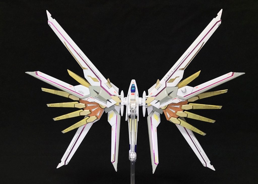 羽根を展開するとこんな感じめっちゃ派手になりました😄。